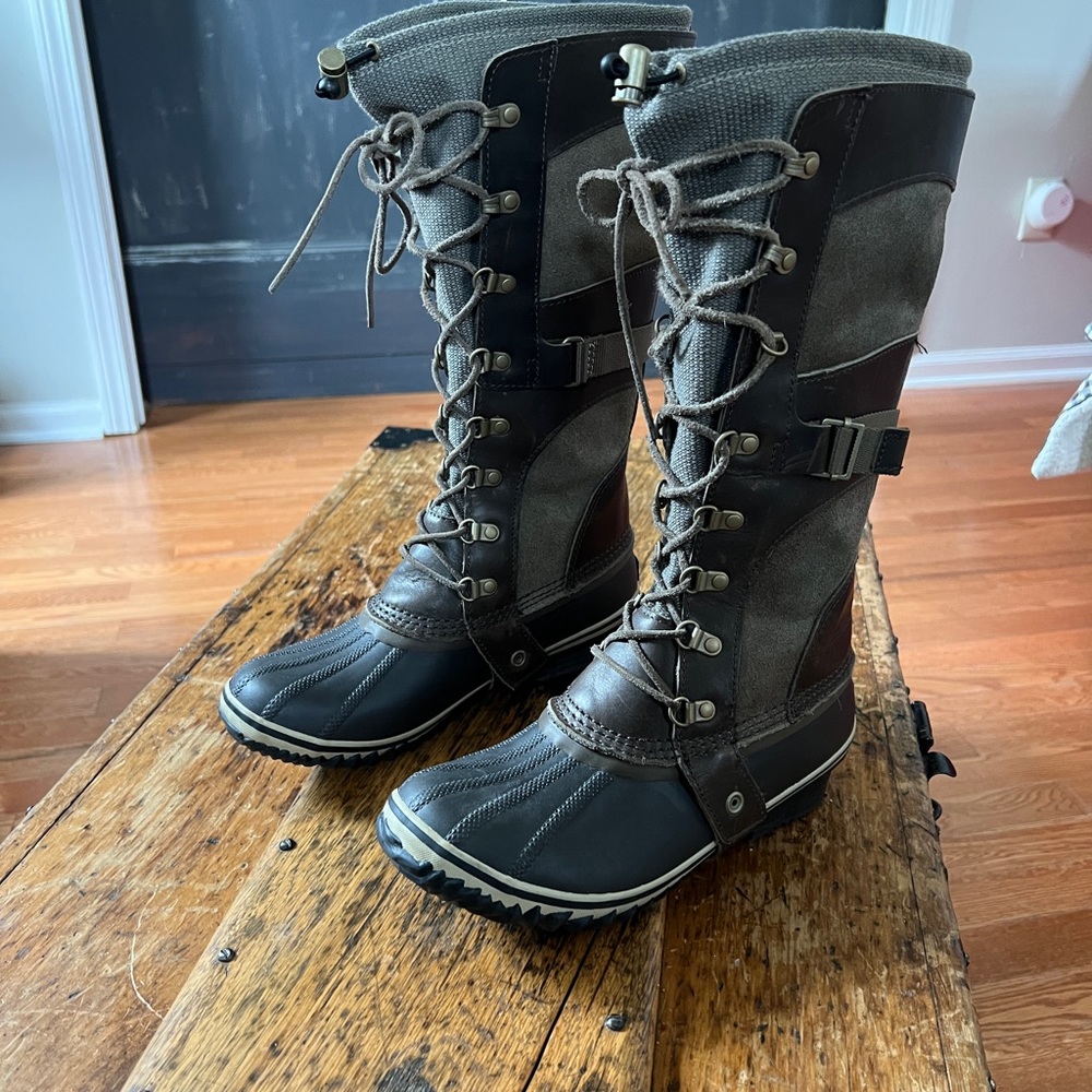 Sorel size 8.5 tall rubber waterproof lace boots
